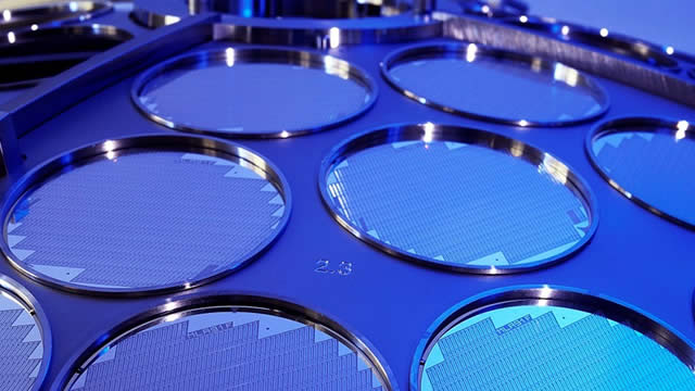 2 top growth stocks to buy for second half of 2025