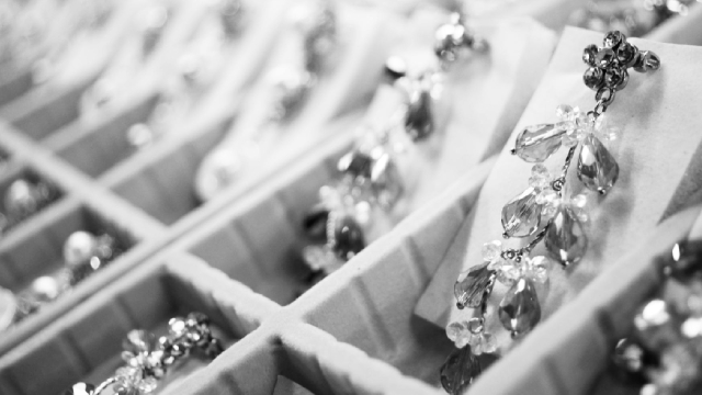 Signet Jewelers raises full year outlook after strong Q1